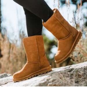 UGG Essential Short Boots Women size 6 NEW
Color: Chestnut